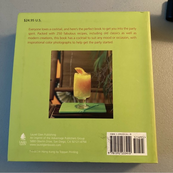 Shaken 250 Classic Cocktails Book with a Twist - Picture 3 of 16